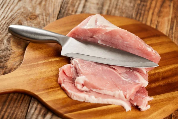 Plátky Vepřové Stehno Kuchyňský Nůž Dřevěné Desky — Stock fotografie