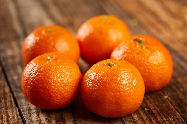Bir Ahşap Tahta Üzerinde Taze Clementines Closeup — Stok fotoğraf