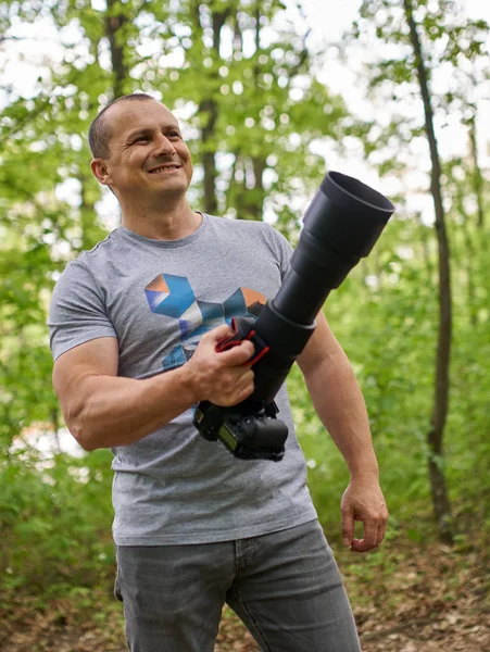Professional Nature Photographer Holding Camera Big Telephoto Lens — Stock Photo, Image