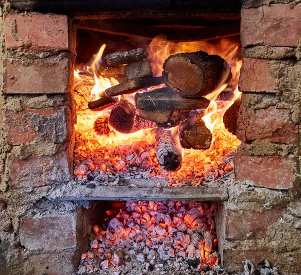 大きなオーブンまたは赤らむ燃えさしやログが炉の中の火のクローズ アップ — ストック写真
