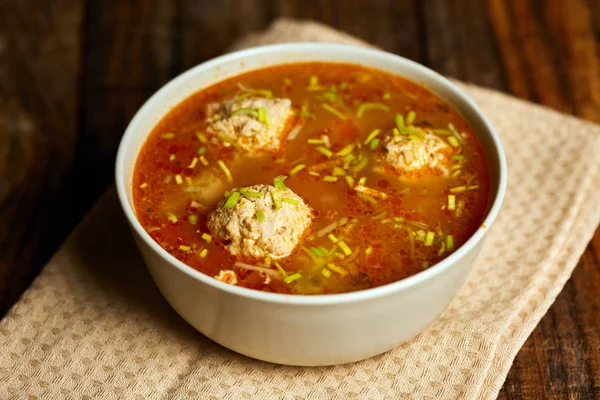 Primer Plano Tazón Con Sopa Albóndigas Mexicanas Una Tabla Madera —  Fotos de Stock