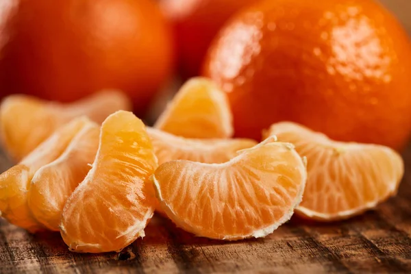 Bir Ahşap Tahta Üzerinde Taze Clementines Closeup — Stok fotoğraf