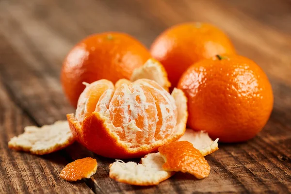 Bir Ahşap Tahta Üzerinde Taze Clementines Closeup — Stok fotoğraf