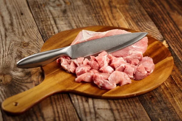 用厨师的刀和木板切碎的猪肉腿 — 图库照片