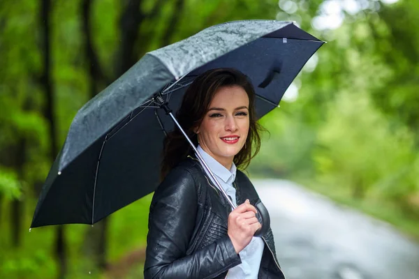 Mujer Joven Con Paraguas Aire Libre Parque Día Lluvioso — Foto de Stock