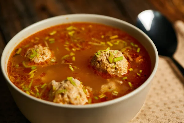 Primer Plano Tazón Con Sopa Albóndigas Mexicanas Una Tabla Madera —  Fotos de Stock