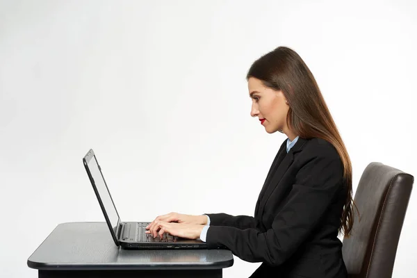 Młody Biznes Hiszpanin Kobieta Wpisując Laptopie Przy Biurku — Zdjęcie stockowe