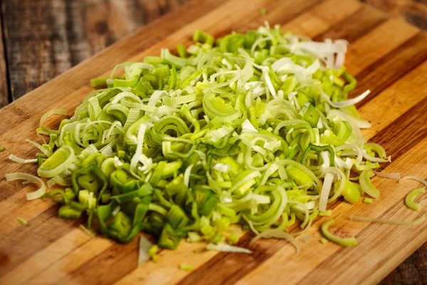 Closeup Chopped Leek Wooden Board Kitchen — Stock Photo, Image