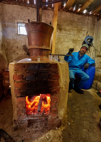 Man Voorbereiding Pruim Brandy Door Koken Condensatie Van Vruchten — Stockfoto