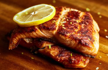 Dilim limon ve pırasa ahşap tahta üzerinde ızgara somon Steak