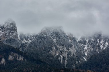 Bulutlar karlı dağ zirveleri ile manzara