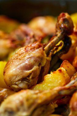 Izgara tavuk drumsticks patates cipsi ile closeup