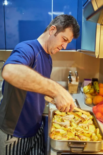 Hombre Cocinando Casa Una Bandeja Palitos Pollo Verduras —  Fotos de Stock