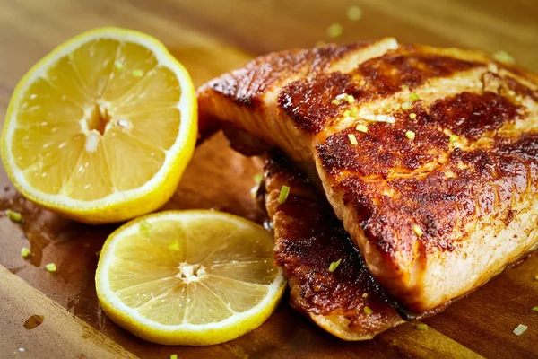 木の板にネギとレモン焼きサーモン ステーキのスライス — ストック写真