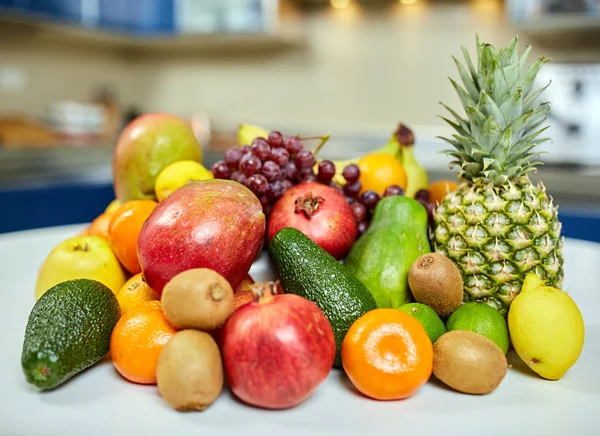 Close Van Verscheidenheid Van Vers Fruit Tafel Keuken — Stockfoto