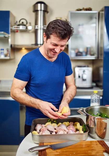 Cozinhar Casa Homem Preparando Uma Bandeja Baquetas Frango Legumes Pronto — Fotografia de Stock