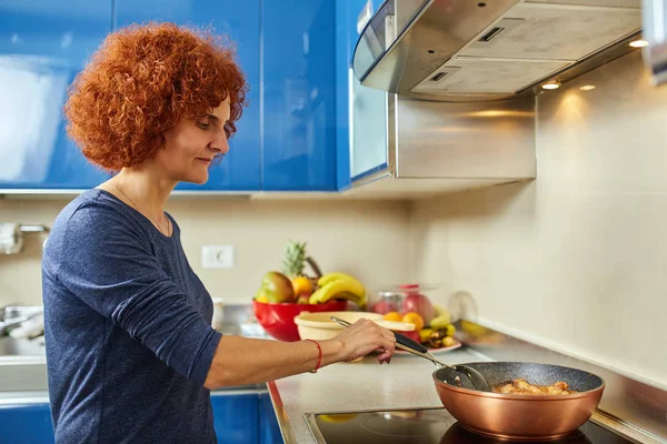 Wok Ocakta Kadın Caramelizing Şeker — Stok fotoğraf