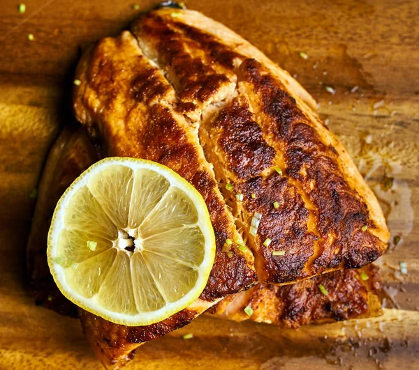 Tranche Steak Saumon Grillé Citron Poireau Sur Une Planche Bois — Photo