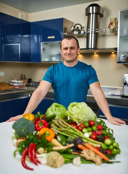 Uomo Con Una Grande Varietà Verdure Pronto Essere Cucinato Foto Stock