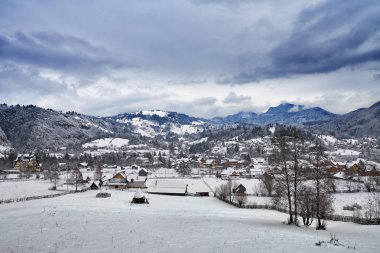Köy yakınındaki dağlarda kış saati sırasında