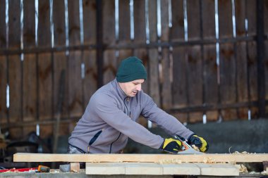 Ağaç işleri - çam ahşap üzerine el planya kullanan adam