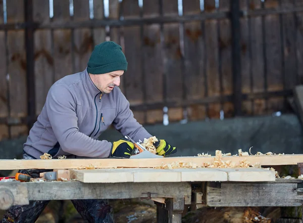 Zpracování Dřeva Muž Pomocí Ruční Hoblík Dřevo Borovice — Stock fotografie