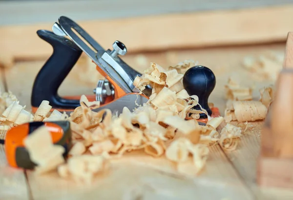 Shavings Close Uma Placa Madeira — Fotografia de Stock