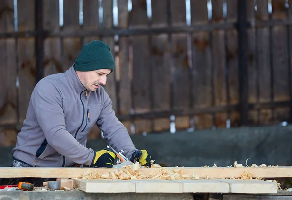 Houtbewerking Man Met Hand Planer Een Dennenbos — Stockfoto