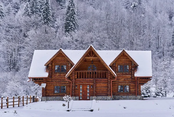 Casa Madeira Nas Montanhas Durante Inverno — Fotografia de Stock