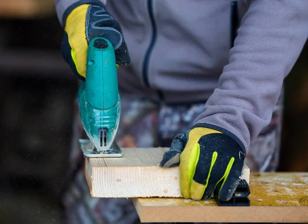 Houtbewerking Man Met Elektrische Puzzel Snijden Grenen Hout — Stockfoto