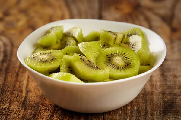 Scheiben Geschnittene Frische Kiwi Früchte Einer Schüssel Auf Einem Holzbrett — Stockfoto