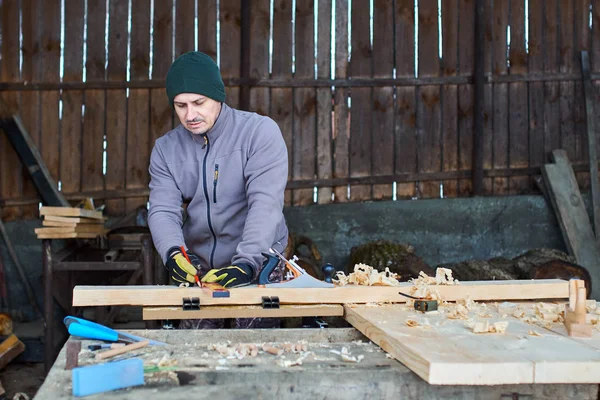 Woodworker Pomiaru Rysowanie Linii Jego Gabinetu Projektu — Zdjęcie stockowe