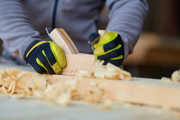 Trabajos Carpintería Hombre Usando Cepilladora Manual Sobre Una Madera Pino —  Fotos de Stock