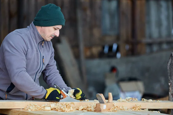 Träbearbetning Mannen Med Hand Hyvel Tallskog — Stockfoto