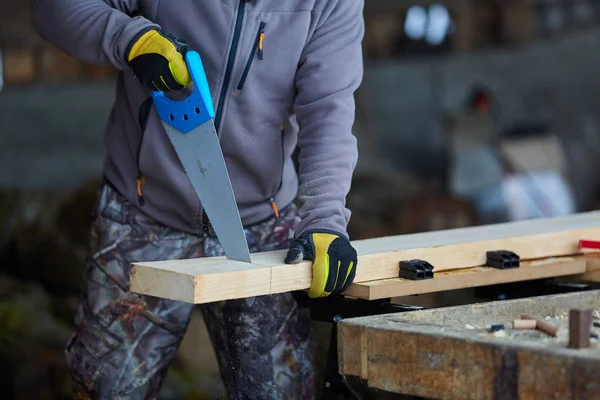 Carpinteiro Usando Uma Serra Mão Para Cortar Pedaço Madeira Pinho — Fotografia de Stock