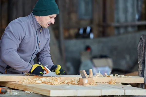 Maszyny Drewna Człowiek Pomocą Strugarki Rękę Drewno Sosnowe — Zdjęcie stockowe