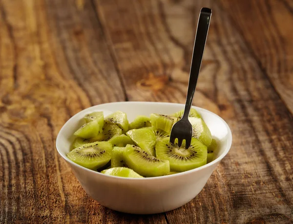 Scheiben Geschnittene Frische Kiwi Früchte Einer Schüssel Auf Einem Holzbrett — Stockfoto