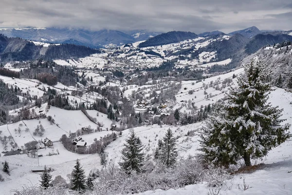 Aldeia Perto Das Montanhas Durante Inverno — Fotografia de Stock