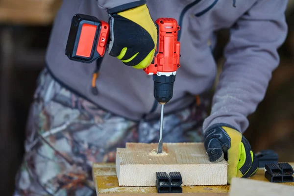 Man Met Behulp Van Boringen Machine Een Woodowrking Workshop — Stockfoto