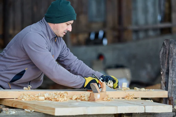 Trabajos Carpintería Hombre Usando Cepilladora Manual Sobre Una Madera Pino — Foto de Stock