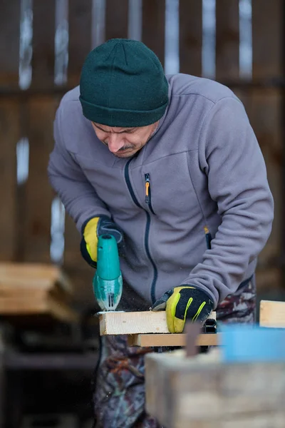 Carpintaria Homem Usando Serra Elétrica Para Cortar Madeira Pinho — Fotografia de Stock