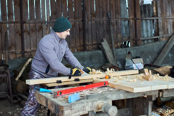 Carpintaria Homem Usando Plaina Mão Uma Madeira Pinheiro — Fotografia de Stock
