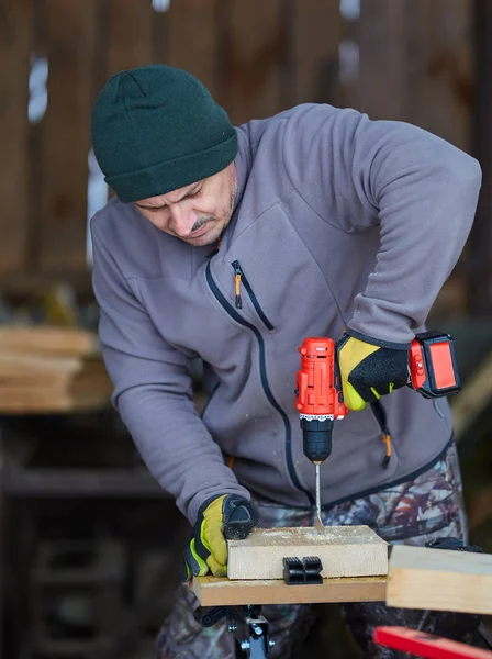 Άνθρωπος Χρησιμοποιώντας Γεωτρυπάνου Ένα Εργαστήριο Woodowrking — Φωτογραφία Αρχείου
