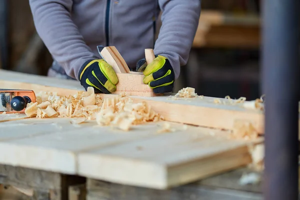 Holzbearbeitung Mann Mit Handhobel Auf Kiefernholz — Stockfoto