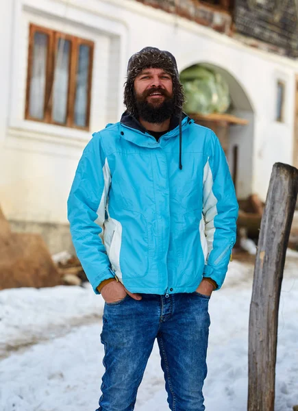 Joven Granjero Barbudo Junto Casa Invierno —  Fotos de Stock