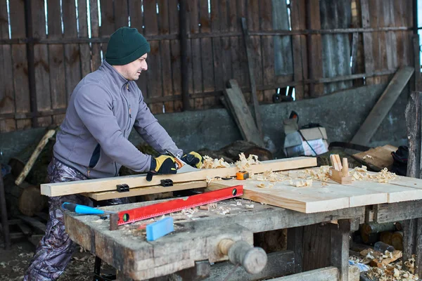 Trabajos Carpintería Hombre Usando Cepilladora Manual Sobre Una Madera Pino Fotos De Stock