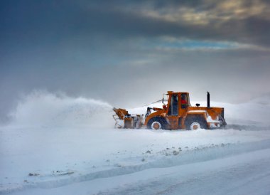 Dağlarda yollar temizleme büyük traktör kar temizleme makinesi