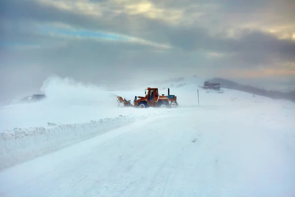 Suuri Traktori Lumilinko Puhdistaa Teitä Vuorilla — kuvapankkivalokuva