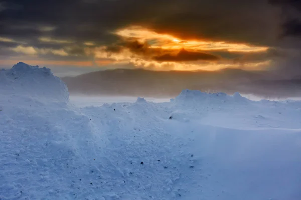 Gün Batımında Kar Fırtınası Sırasında Dağları Ile Manzara — Stok fotoğraf