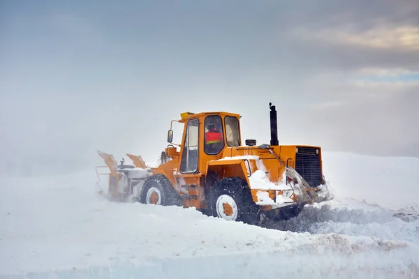 Grand Tracteur Souffleuse Neige Nettoyage Des Routes Dans Les Montagnes — Photo